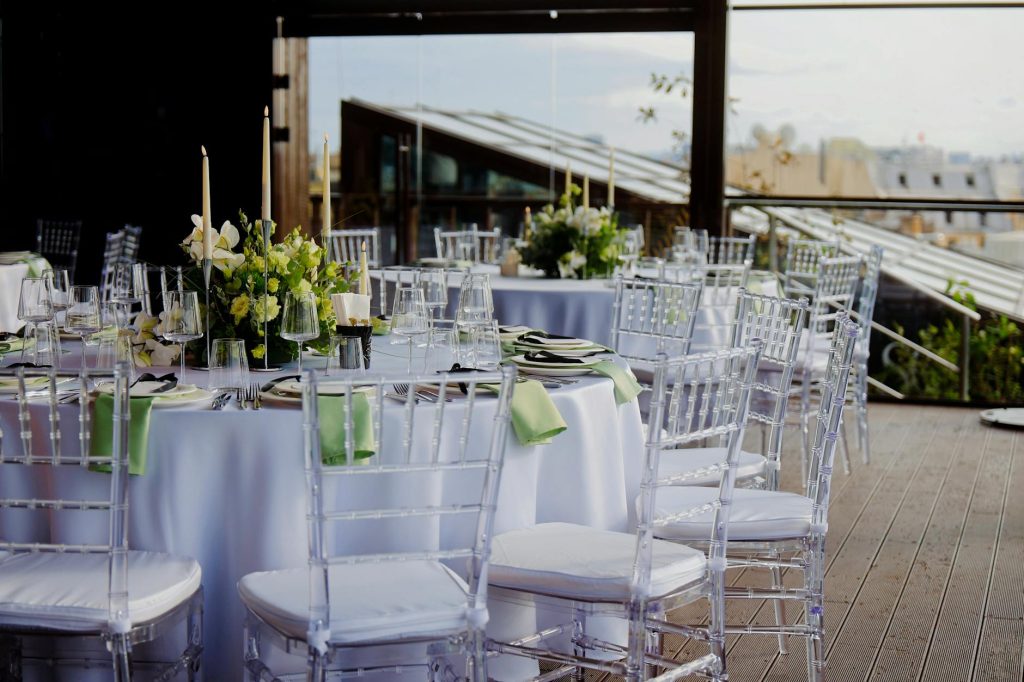 Chic outdoor wedding reception featuring elegant table settings and floral arrangements.