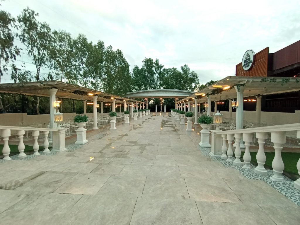 Lokasi acara luar ruangan yang menakjubkan dengan pilar-pilar elegan dan tanaman hijau di Orani, Luzon Tengah.