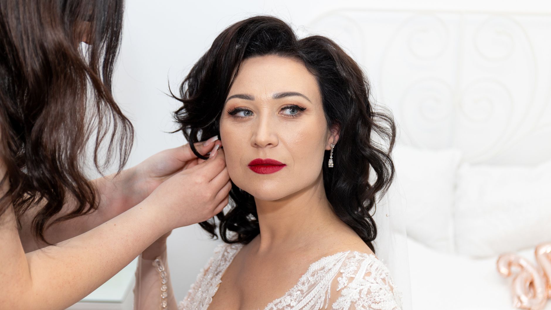 Rahasia Mendapatkan Make Up Pernikahan yang Sempurna: Natural vs Glamour