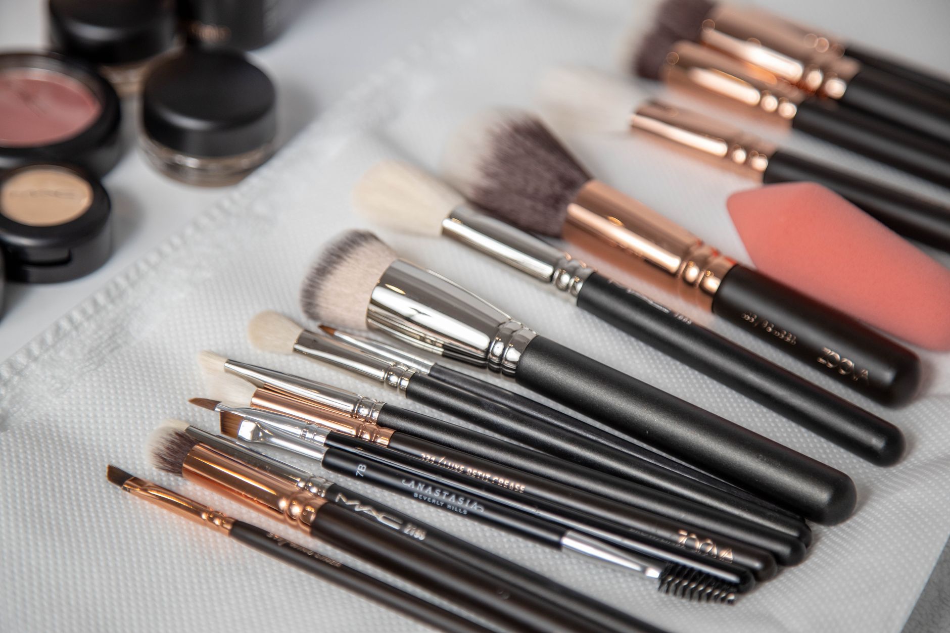 Pilih MUA yang Tepat: Tips Memilih Make Up Artist untuk Pernikahan Impian