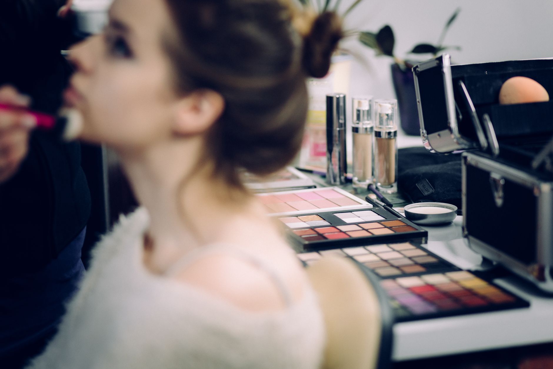 Pilih MUA yang Tepat: Tips Memilih Make Up Artist untuk Pernikahan Impian Pilih MUA yang Tepat: Tips Memilih Make Up Artist untuk Pernikahan Impian