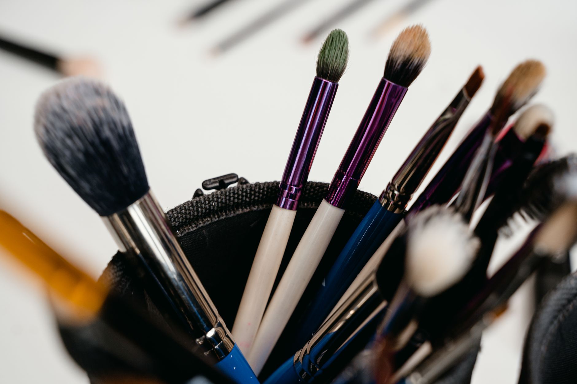 Pilih MUA yang Tepat: Tips Memilih Make Up Artist untuk Pernikahan Impian