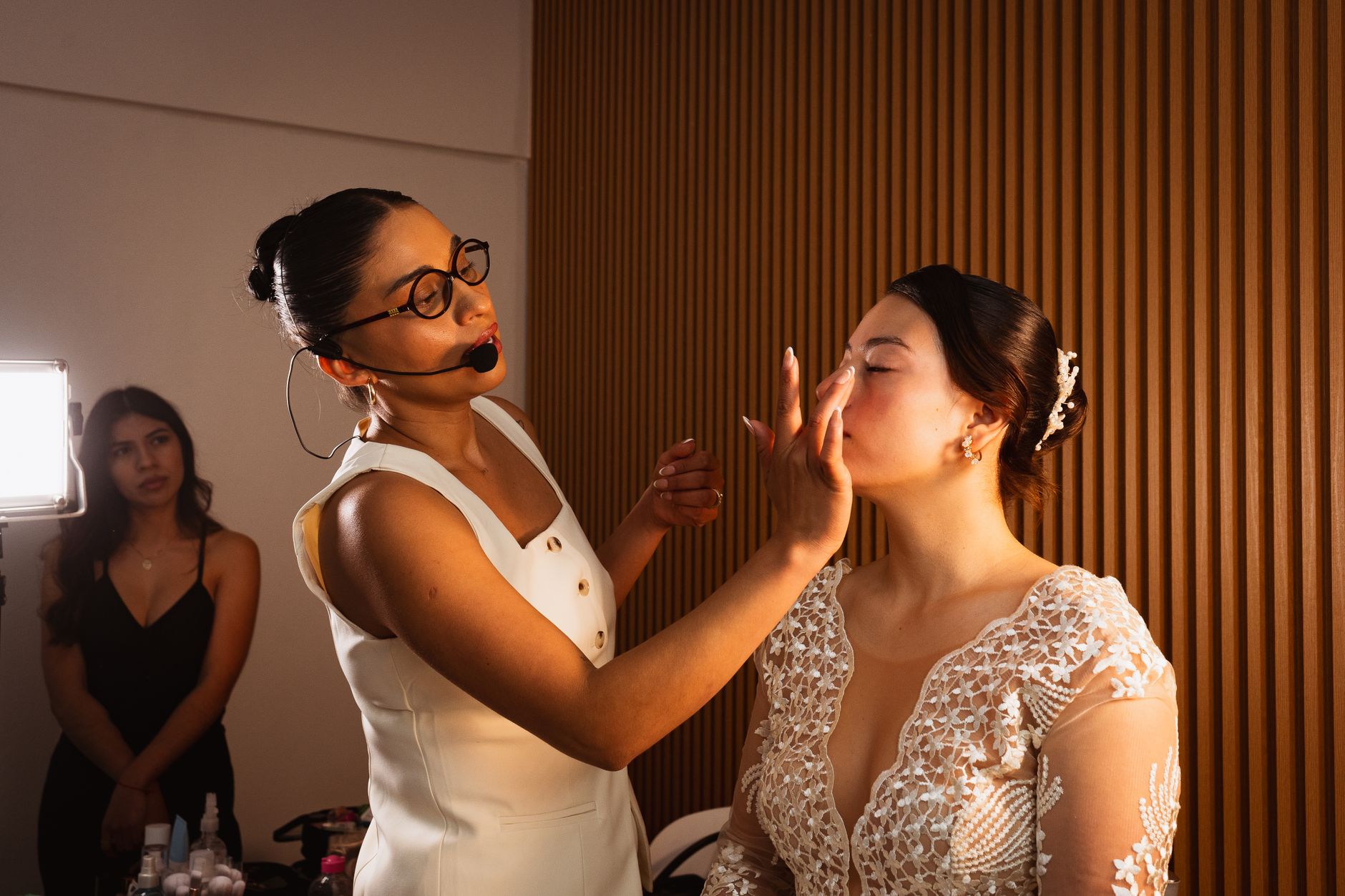 Cara Pilih MUA yang Tepat untuk Wujudkan Make Up Glamour Pernikahan Anda Cara Pilih MUA yang Tepat untuk Wujudkan Make Up Glamour Pernikahan Anda