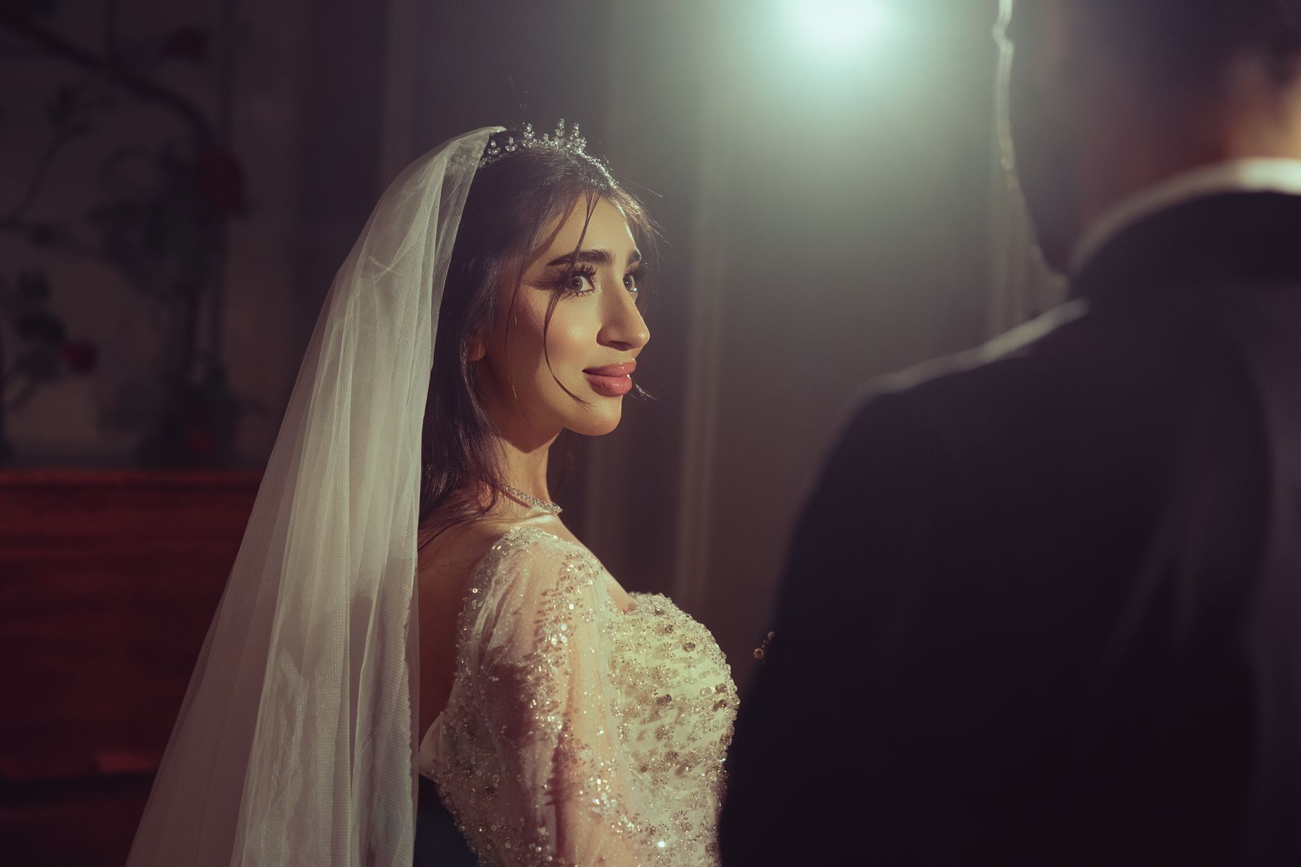 Foto Prewed Indoor yang Elegan dan Intim
