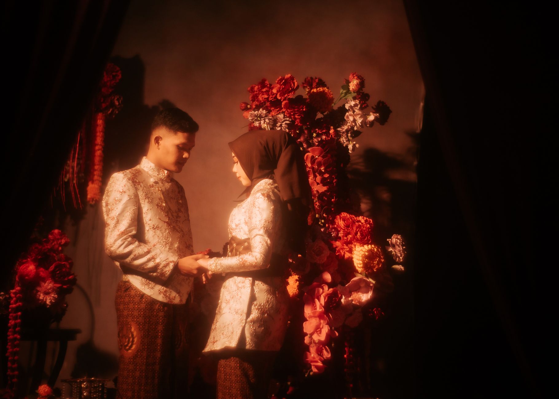 Foto Prewed Indoor yang Elegan dan Intim