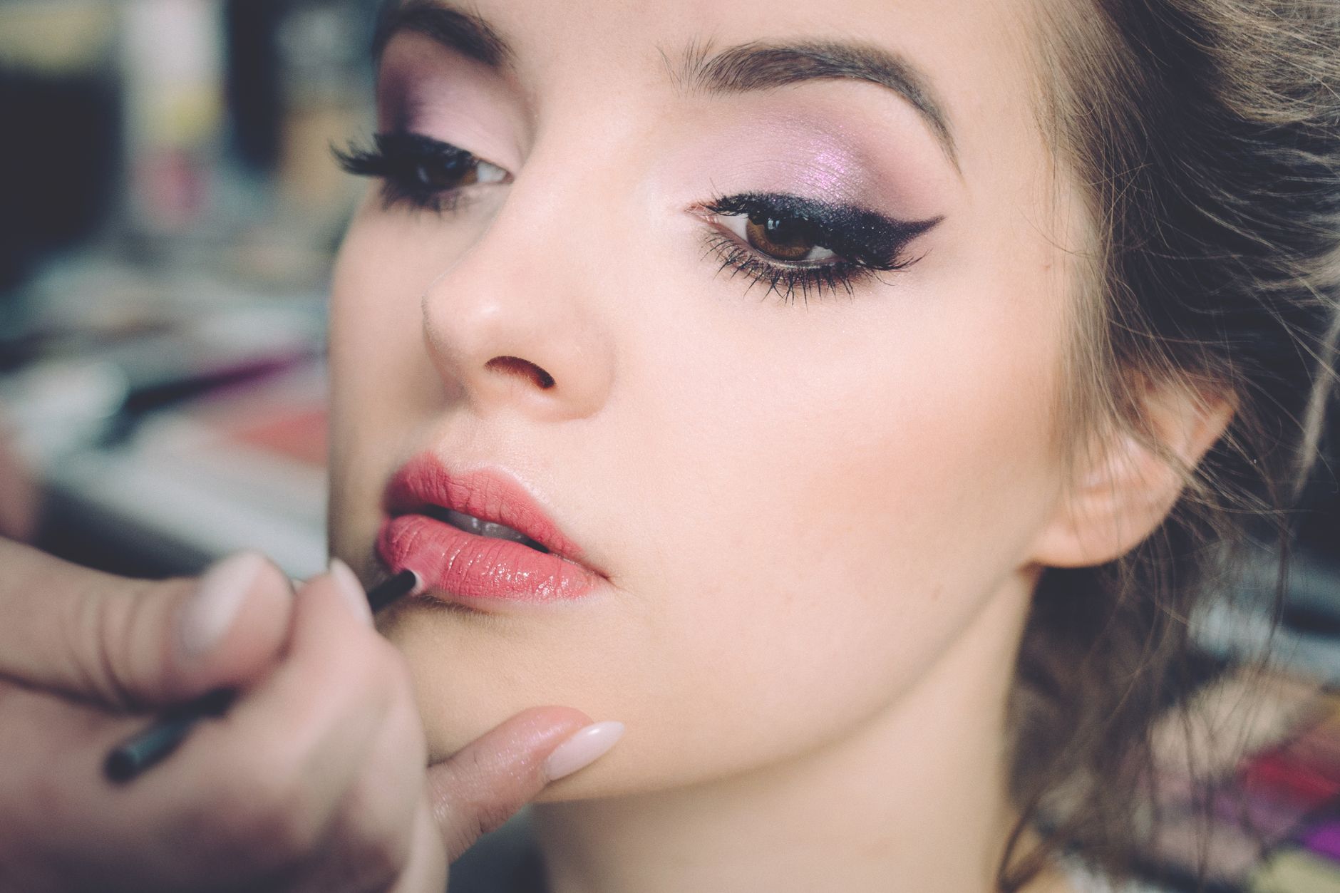 10 Tips Pilih MUA Terbaik untuk Membuat Make Up Pernikahan Anda Terlihat Elegan 10 Tips Pilih MUA Terbaik untuk Membuat Make Up Pernikahan Anda Terlihat Elegan