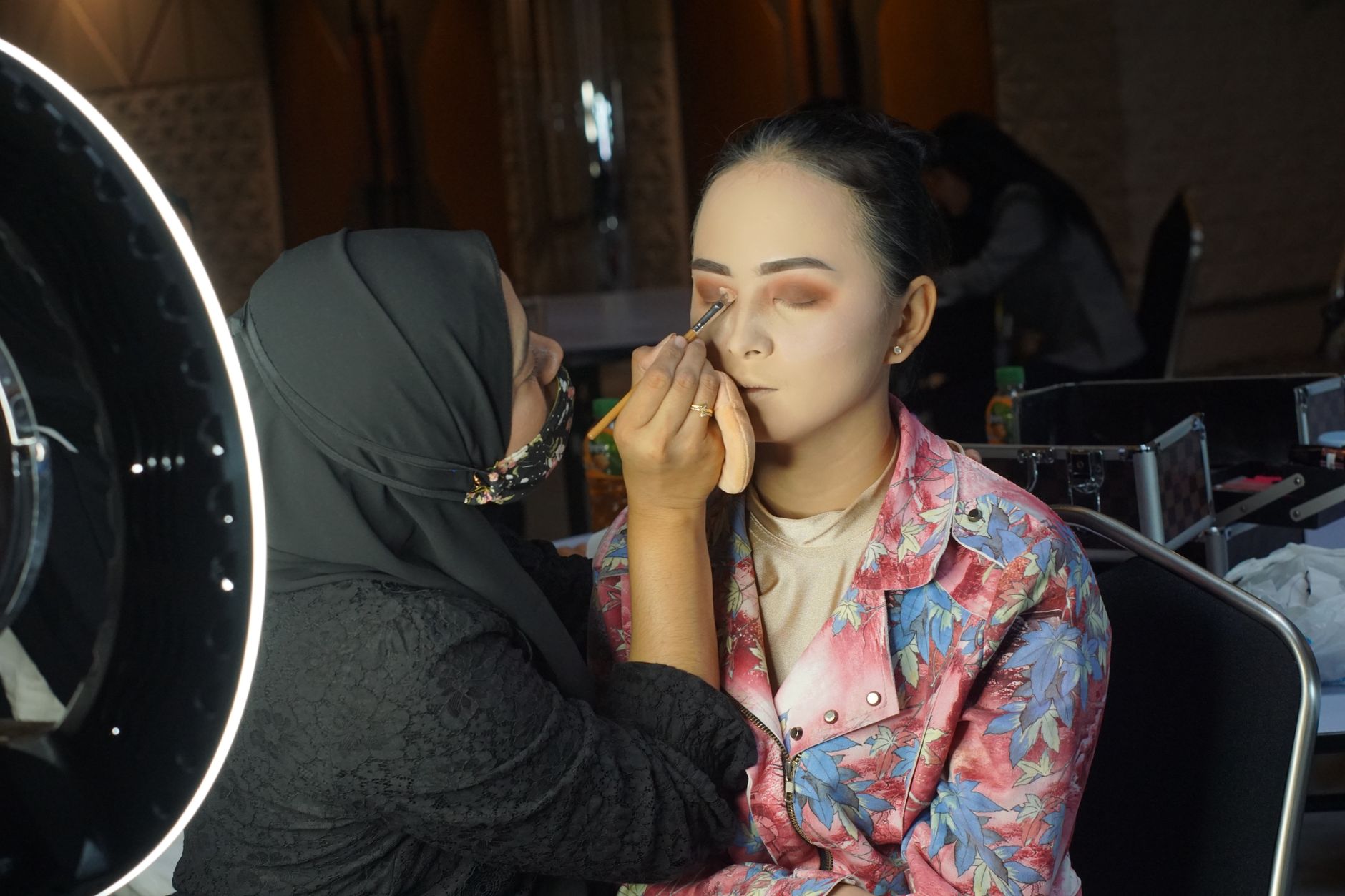 Cara Memilih MUA Terbaik untuk Make Up Natural dan Glamour yang Berkualitas