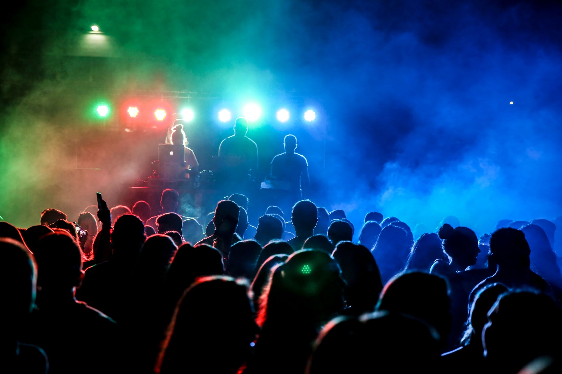 Hiburan Pernikahan yang Tak Terlupakan: Live Music, DJ, atau yang Lainnya?