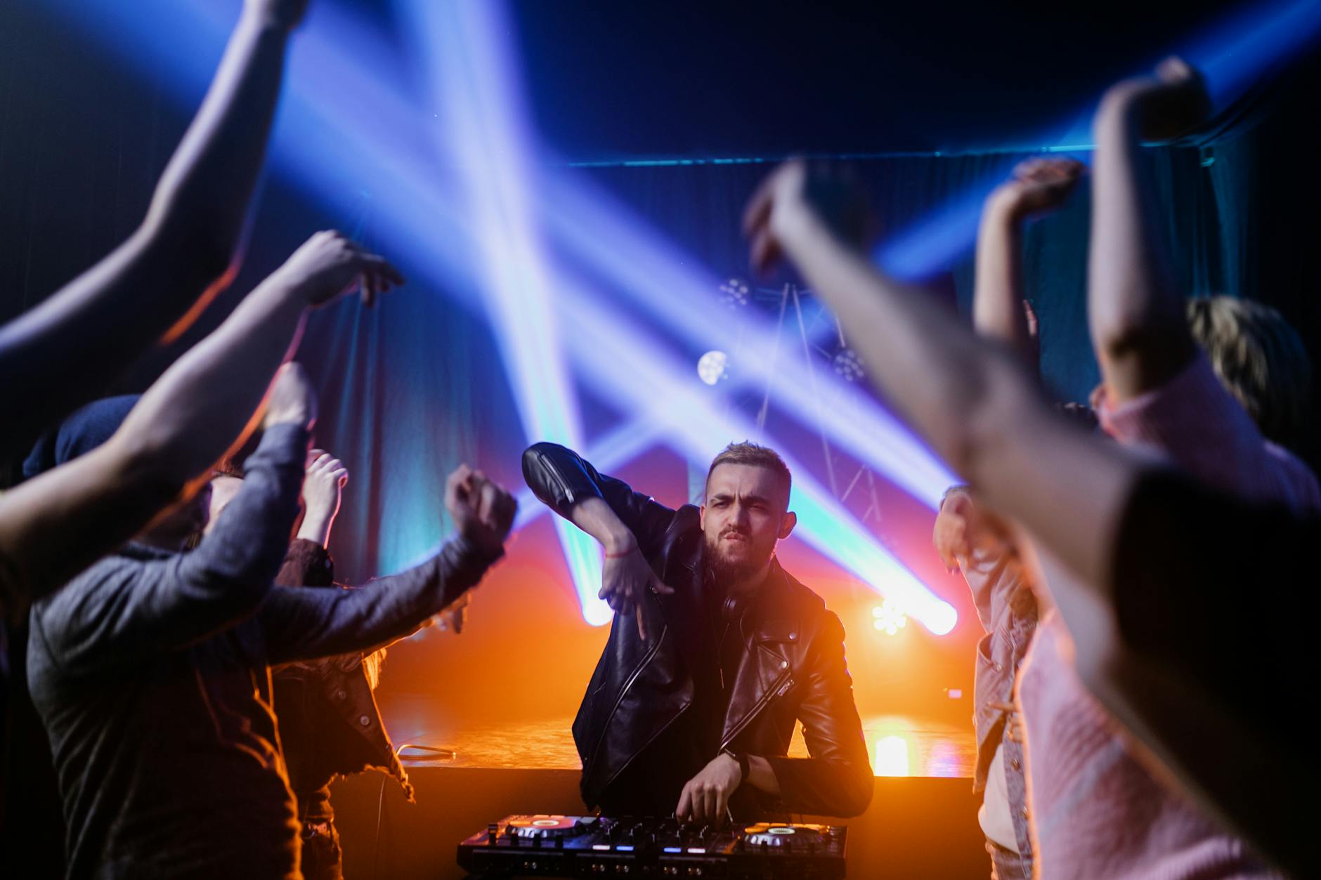 Hiburan Pernikahan yang Tak Terlupakan: Live Music, DJ, atau yang Lainnya? Hiburan Pernikahan yang Tak Terlupakan: Live Music, DJ, atau yang Lainnya?