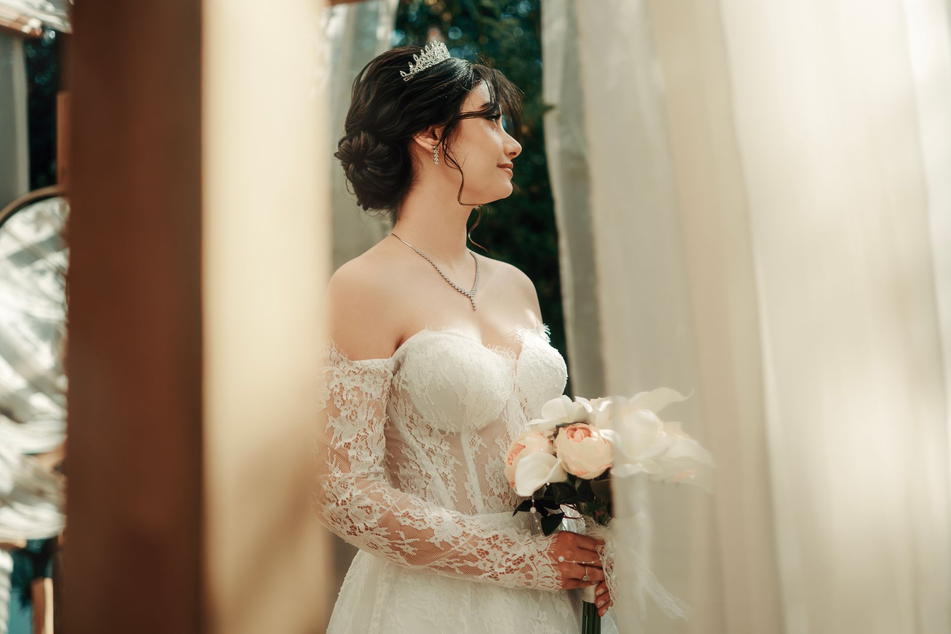 Memilih Gaun Pengantin yang Sempurna: Modern, Tradisional, atau Kombinasi Keduanya?