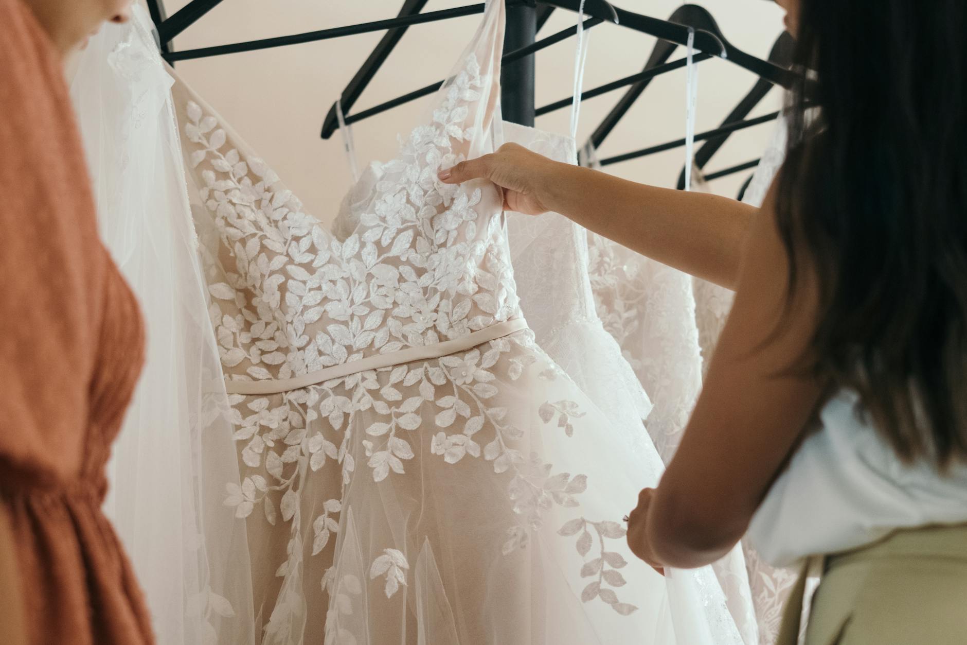 10 Tips Memilih Gaun Pengantin Sesuai Bentuk Tubuh 10 Tips Memilih Gaun Pengantin Sesuai Bentuk Tubuh
