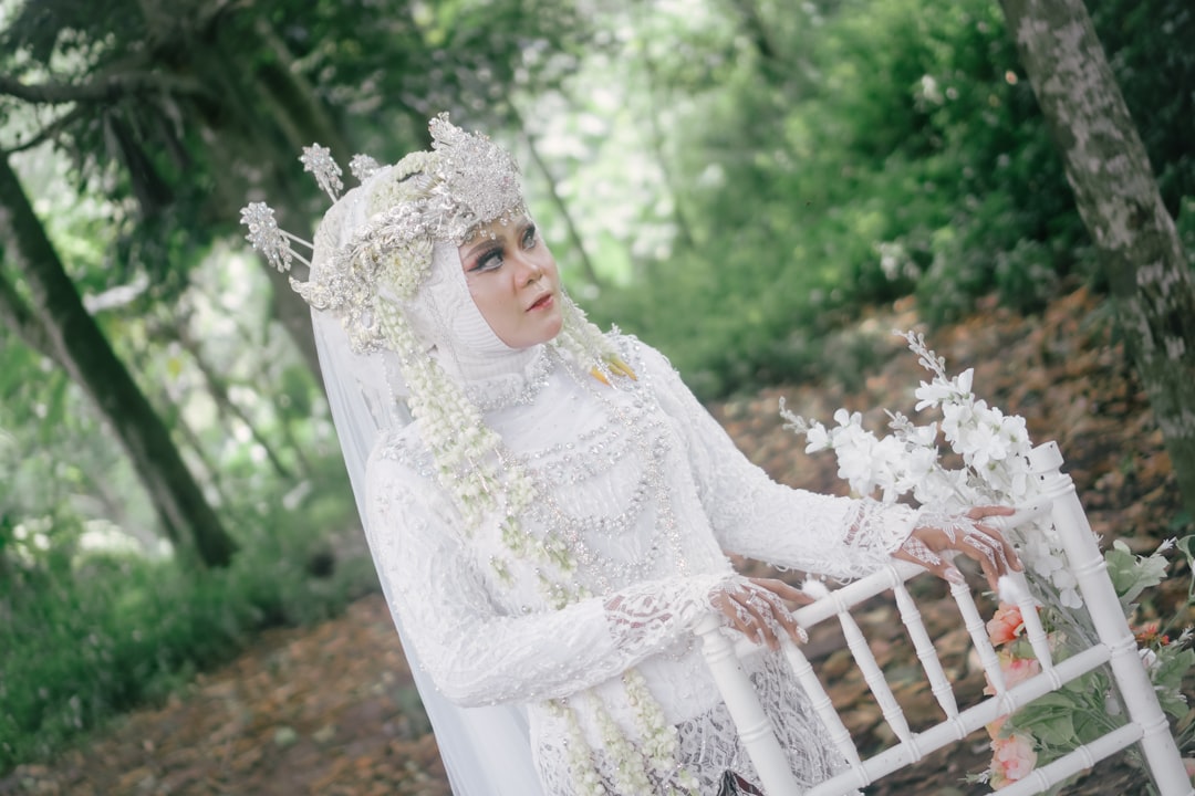 Memilih Busana Pengantin yang Tepat: Gaun Modern vs Tradisional