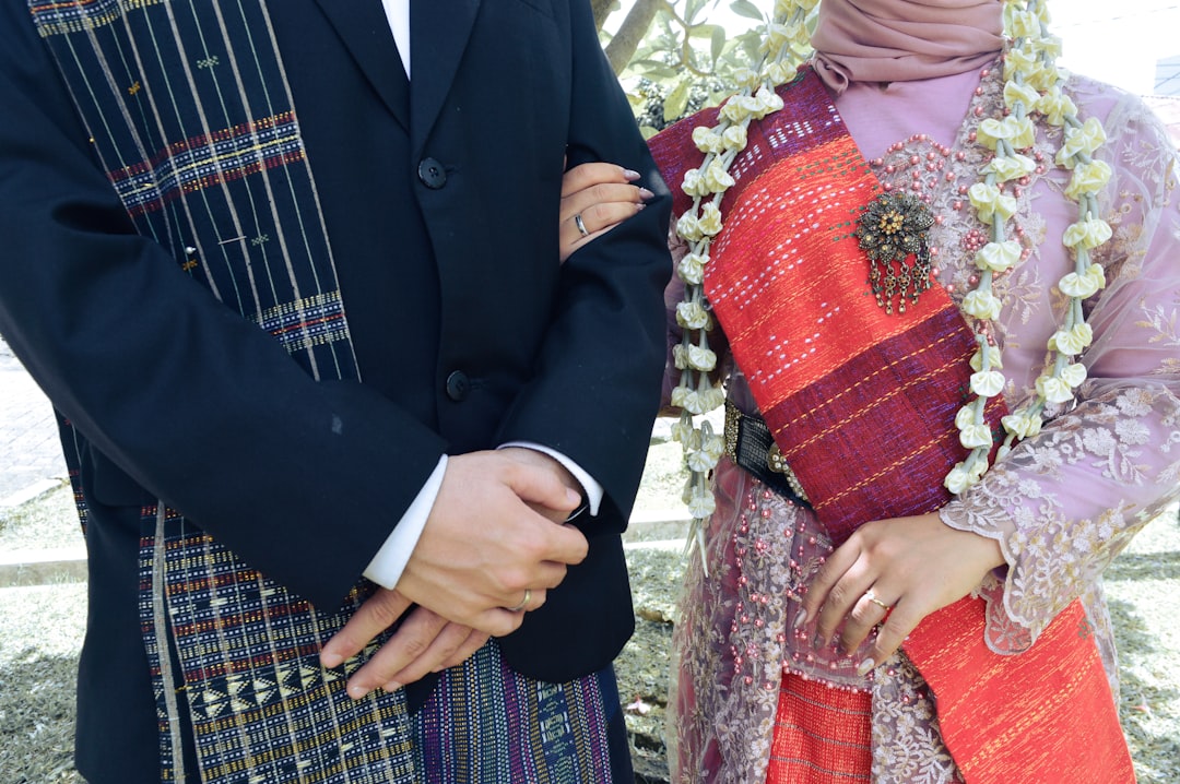 Memilih Busana Pengantin yang Tepat: Gaun Modern vs Tradisional