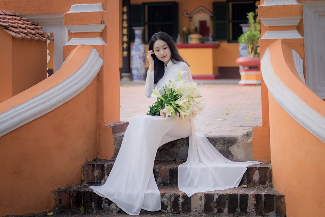 Memilih Busana Pengantin yang Tepat: Gaun Modern vs Tradisional Memilih Busana Pengantin yang Tepat: Gaun Modern vs Tradisional