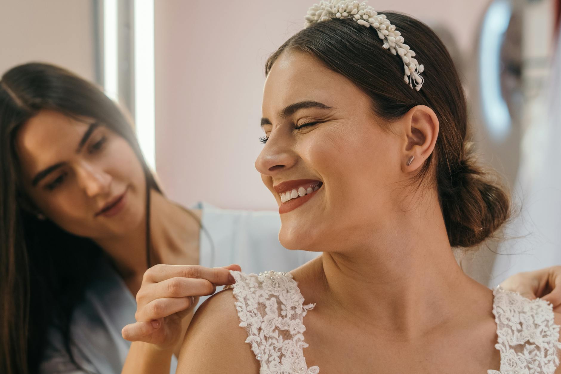 Memilih Gaun Pengantin yang Sesuai dengan Tema dan Budget Pernikahan