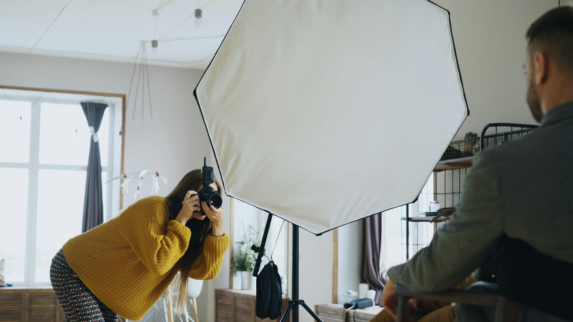 Tata Cahaya Pernikahan yang Sempurna: Tips dan Inspirasi untuk Hasil Foto yang Menakjubkan Tata Cahaya Pernikahan yang Sempurna: Tips dan Inspirasi untuk Hasil Foto yang Menakjubkan