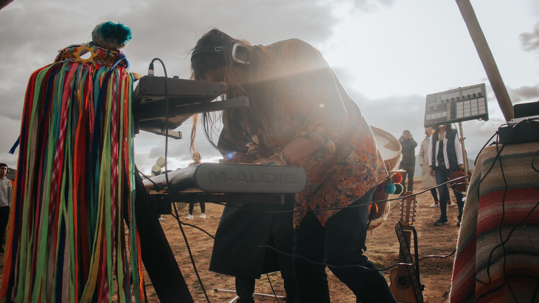 Hiburan Pernikahan yang Tak Terlupakan: Live Music, DJ, atau Kedua-duanya?