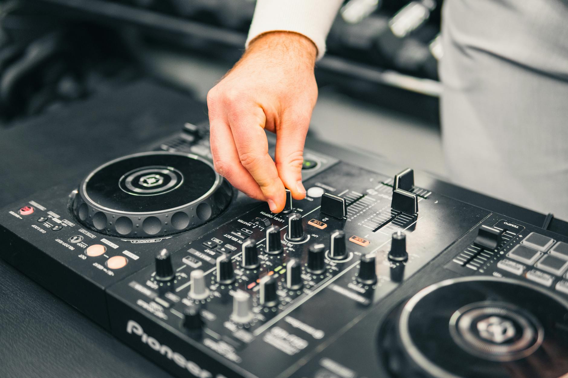 Hiburan Pernikahan yang Tak Terlupakan: Live Music, DJ, atau Kedua-duanya? Hiburan Pernikahan yang Tak Terlupakan: Live Music, DJ, atau Kedua-duanya?