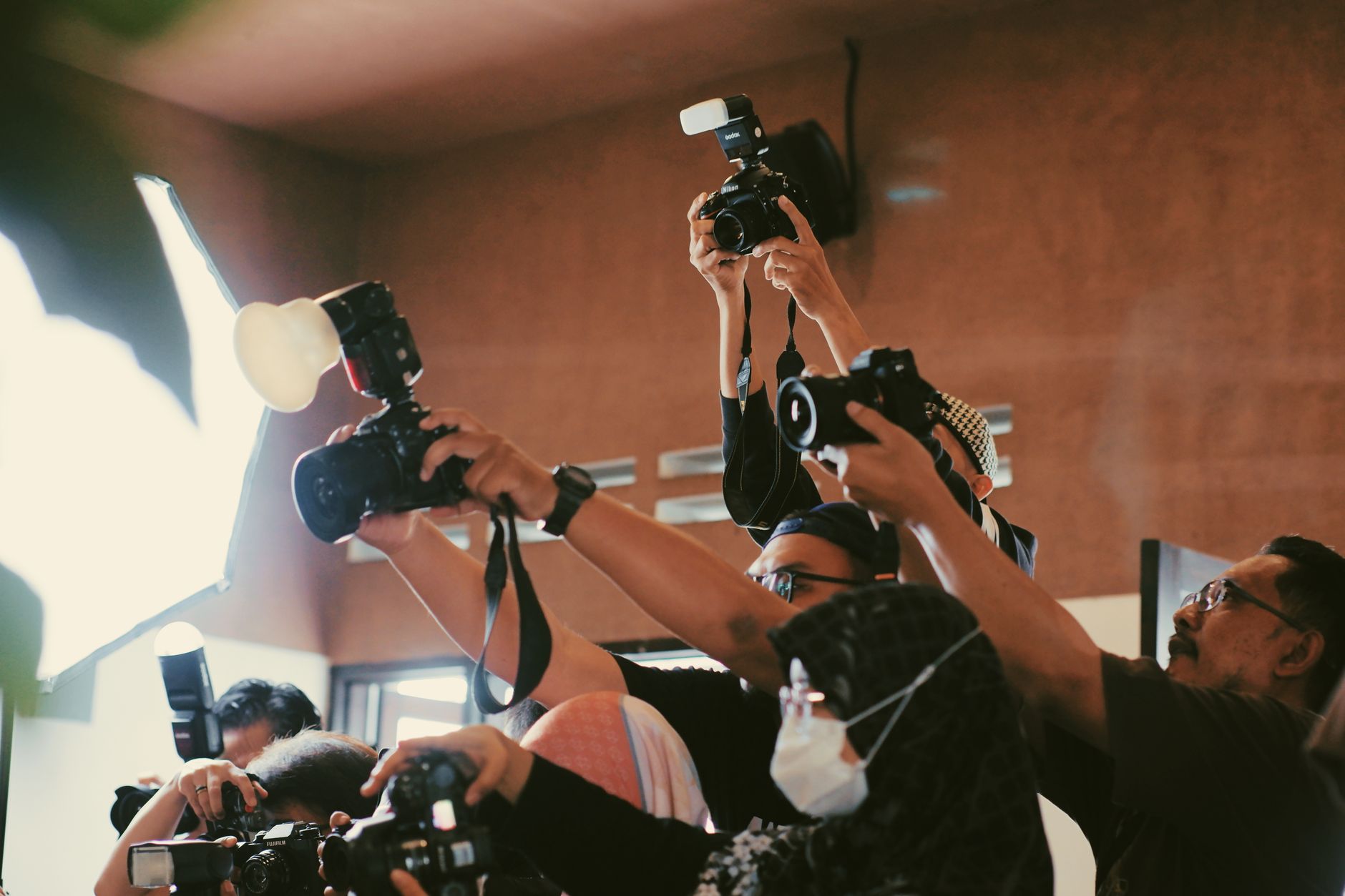10 Tips Mengatur Tim Fotografi Nikah untuk Hasil Foto yang Mempesona 10 Tips Mengatur Tim Fotografi Nikah untuk Hasil Foto yang Mempesona